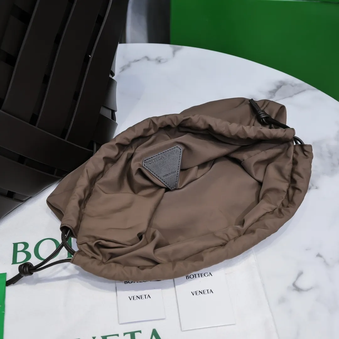 #B家 🔥4042 new autumn and winter styles are here! This is a creative handbag that looks super high-end. French calfskin scissor handbag. The inner bag can be actively used separately. Paper nylon drawstring bag. Magnetic handle opening and closing makes the whole bag calm and practical. Innovative concepts and classics coexist, making you feel the modern realm of art and elegance. Size 31x30.5x17.5, model: 6610#